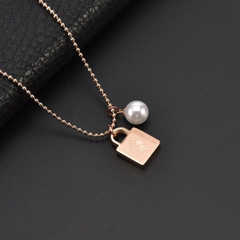 Collana In Acciaio Inossidabile Con Perla Artificial E Pendente A Serratura Quadrata Ritratto Regina Elisabetta II Moneta Catena Sfere