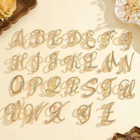 Legierung Strass Englische Alphabet Brosche Frauen Glänzende Initialen Pin Vintage Elegant Koreanischer Stil Schmuck