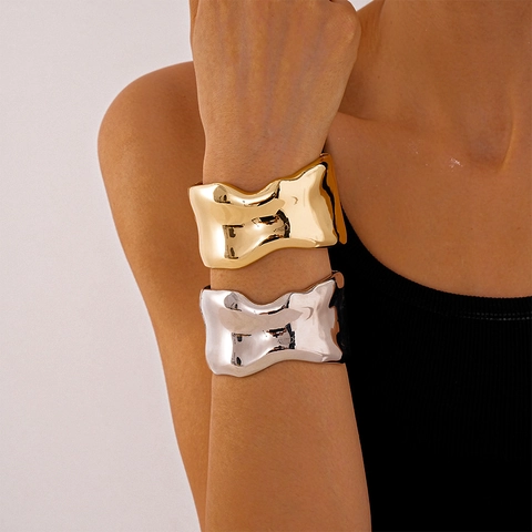Irreguläre Wellen Manschetten Armreif Legierung Hochglanzpoliertes Metall Plissiertes Lava Breites Armband Für Damen Mode