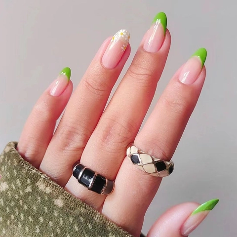 Unghie Finte French Punte Verdi Con Stampa Di Margherite Bianche Forma A Mandorla Base Rosa Nude