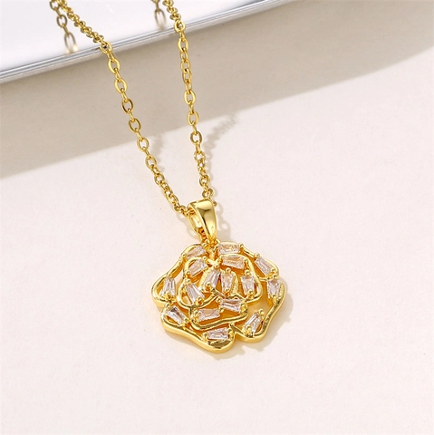 Collana Pendente Rosa Svuotata Acciaio Inossidabile Placcato Oro 18K Con Zircone Baguette Gioiello Elegante