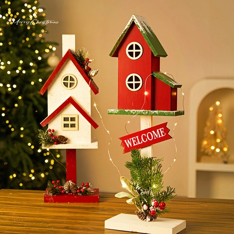 Kerst Houten Huis Decoratie Met LED Verlichting Dennenappels Bessen Feestelijk Tafelblad Decor