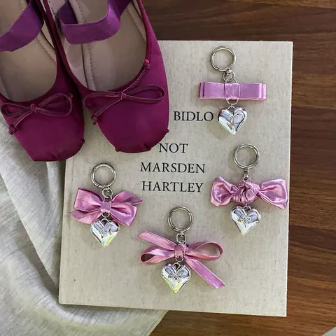 Süßer Magenta Schleifen Schlüsselanhänger Silber Herz Anhänger Damen Taschenanhänger Galvanisiertes Metall Satin Geschenk