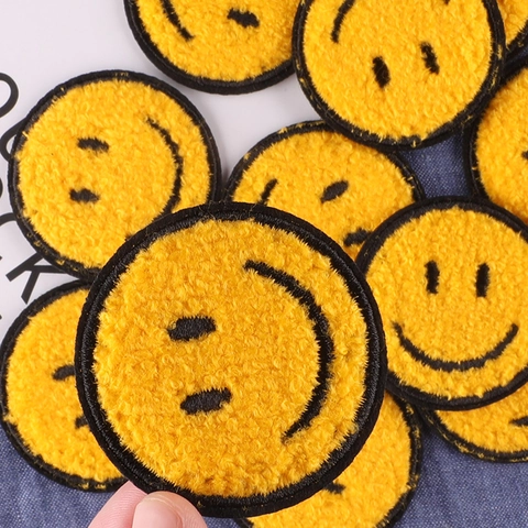 Smiley Gezicht Chenille Geborduurde Patch Rond Geel Handdoek Borduurwerk Opstrijkbare Decal Voor Kleding Tas Hoed DIY Decoratie