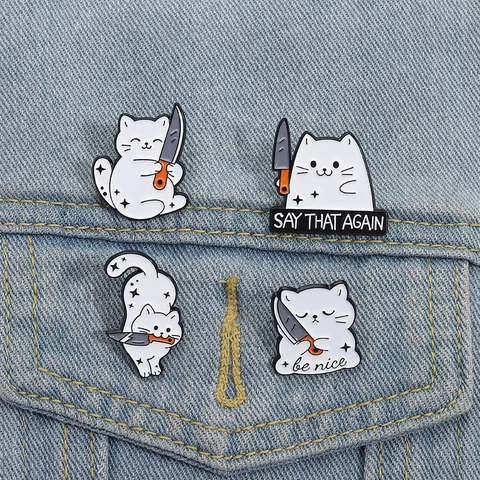 Pin De Esmalte Gato Dibujos Animados Con Cuchillo Broche Aleación Humor Insignia Novedad Decoración Mochila Ropa