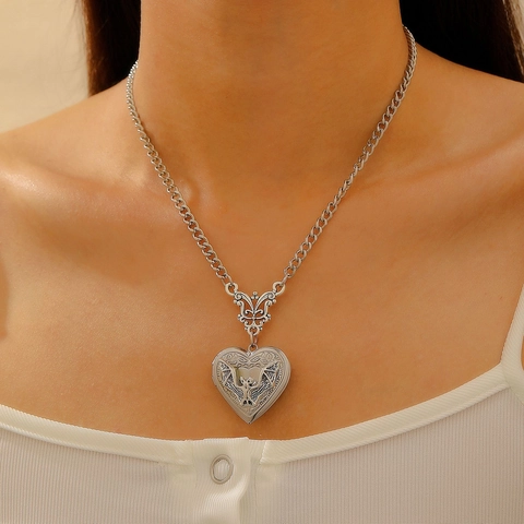 Vintage Silver Color Heart Locket Necklace For Women Gothic Bat Wings Relief Engraved Photo Pendant Alloy Jewelry Gift