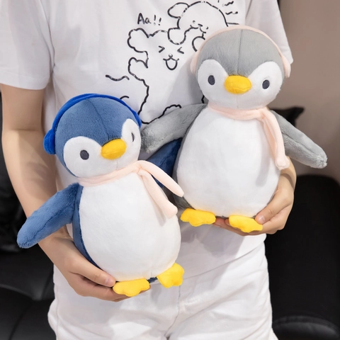 Simpatico Peluche Di Pinguino Morbido Bambola Animale Con Sciarpa E Paraorecchie Per Regalo Decorazione Stanza Bambini
