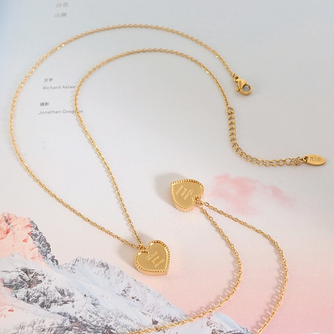 Collana Con Ciondolo A Cuore Incisa Love You More In Acciaio Inossidabile Placcato Oro 18 Carati Gioielli Satinati Donna