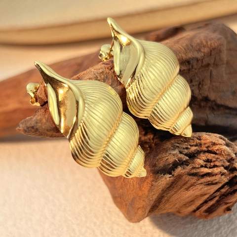 Vintage Gold Stainless Steel Conch Seashell Stud Earrings For Women Light Luxury Vacation Style Titanium Steel Jewelry