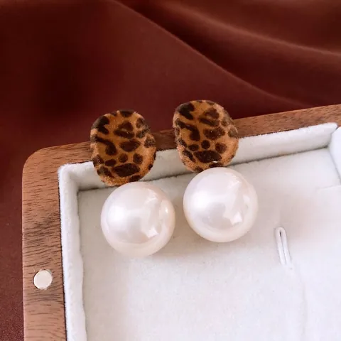 Vintage Leopard Print Flocked Artificial Pearl Dangle Earrings For Women With 925 Sterling Silver Earring Post Hong Kong Style