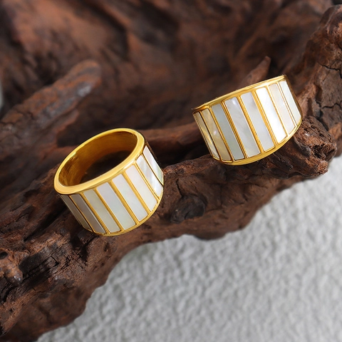 Brede Band Ring Verguld Roestvrij Staal Wit Kunstparelmoer Geometrische Streeptextuur Minimalistische Luxe Sieraden Vrouwen