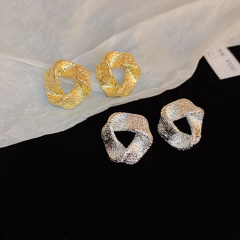 Gedrehte Geometrische Ohrstecker Legierung Plissiert Hammerschlag Textur Mit Silbernem Ohrstift Minimalistischer Schicker Schmuck Für Frauen