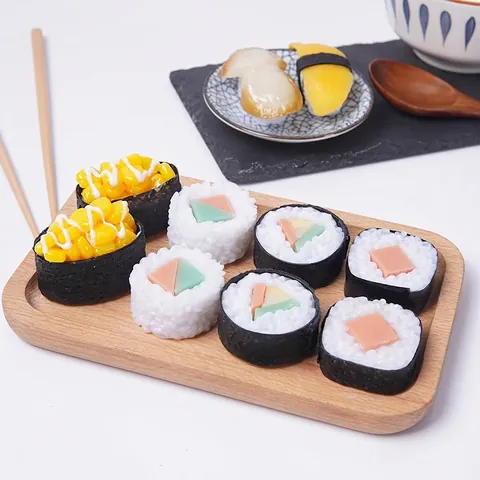 Simulation Sushi Schlüsselanhänger PVC Realistisches Lebensmittelmodell Taschenanhänger Miniatur Japanische Küche Neuheit Schlüsselring