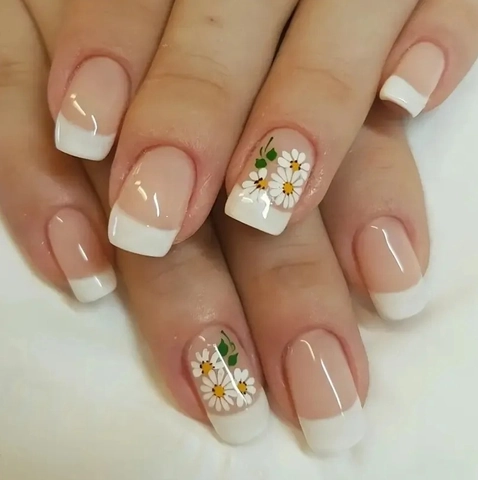 French Style Press On Nails Short Square Nude Pink With White Daisy Flower Pattern Glossy Artificial Nails For Women