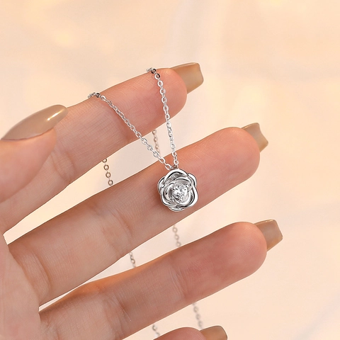 Collar con Colgante de Rosa de Plata de Ley S925 para Mujer con Circonia Blanca Elegante Cadena de Clavícula Joyería de Moda