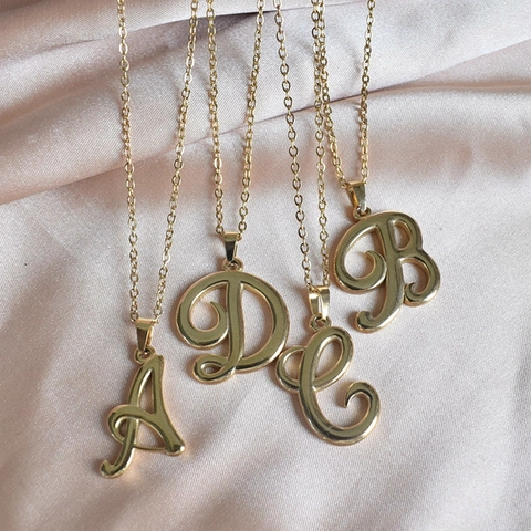 Collana Con Ciondolo Iniziale Monogramma Acciaio Inossidabile Placcato Oro 18K Font Retrò Gioielli Squisiti Per Donna