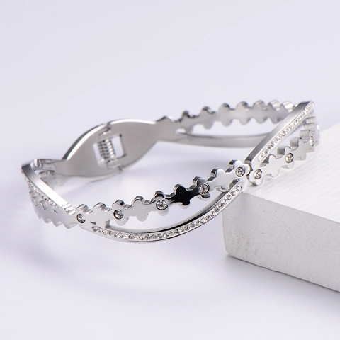 Bracciale Rigido In Acciaio Inossidabile Per Donna Placcato Oro 18K Design Corona Floreale Traforata Intarsio In Zircone
