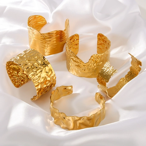 Brazalete De Puño Con Textura Martillada Bañado En Oro De 18K Acero Inoxidable Plisado Ancho Joyería De Moda Para Mujer