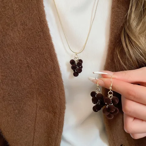 Gioielli Palla Floccata Grappolo D'uva Retro Placcato Oro Rame Collana E Orecchini Con Perno In Argento Donna