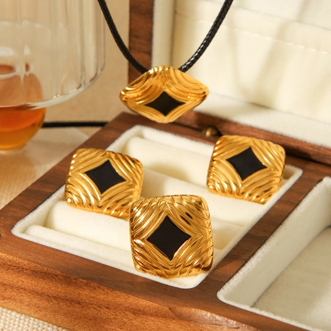Vintage Geometrische Vierkante Ketting En Ring Voor Dames Roestvrij Staal 18K Verguld Ripple Textuur Zwarte Emaille Inlay Sieraden