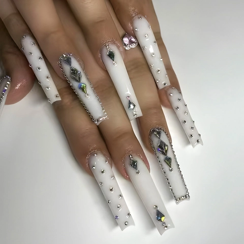 Faux Ongles Coffin Extra Longs Base Blanc Laiton Strass Irisés Bijou Coeur Rose Chaîne Argent Manucure Faite Main Tendance
