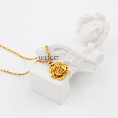 Elegante Collana Ciondolo Rosa Acciaio Inossidabile Placcato Oro 18K Gioielli Floreali Donna Stile Coreano