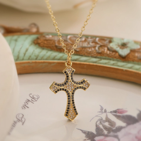 Collier Pendentif Croix Élégant Cuivre Plaqué Or 18K Détail Coeur Zircon Brillant Bijoux Mode Pour Femmes