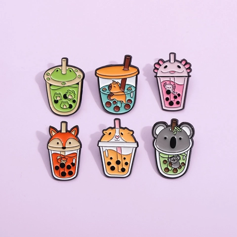 Simpatici Spille in Smalto Animali Cartoni Animati Boba Milk Tea Volpe Rana Capybara Axolotl Koala Criceto Distintivo in Lega Gioielli Regali