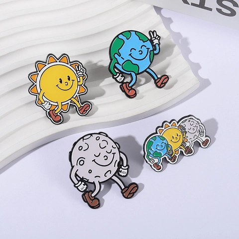 Ensemble de Broches en Émail Dessin Animé Soleil Terre Lune Insigne de Revers en Alliage pour Sac à Dos Vêtement Unisexe