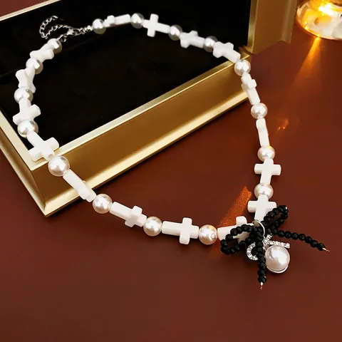 Gotische Künstliche Perlenkette Choker Weißes Harzkreuz Schwarzer Kristallschleifenanhänger Strass Süßes Cooles Schmuckstück Damen