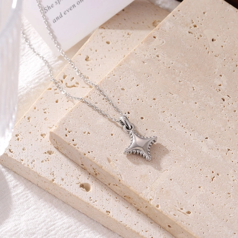 Collana con Pendente a Stella a Quattro Punte Geometrica in Acciaio al Titanio Minimalista Elegante Collana con Ciondolo a Stella per Donna