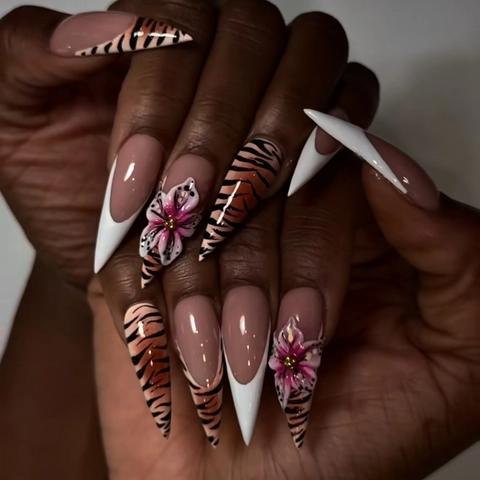 Extra Lange Stiletto Kunstnägel French White V Tip 3D Rosa Blumendekor Und Tiger Print Kräftige Chic Künstliche Nägel