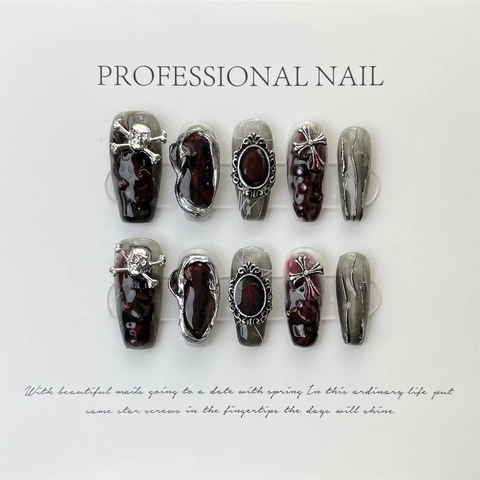 Handgefertigte Gothic Dunkelrot Schwarz Marmorierte Press On Nails Mit 3D Silber Totenkopf Kreuz Metall Charms Lange Sargform