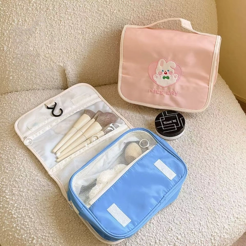 Süße Kaninchen Bär Stickerei Kosmetiktasche Tragbare Polyester Wasserdichte Reise Make-up Organizer Mit Aufhängung