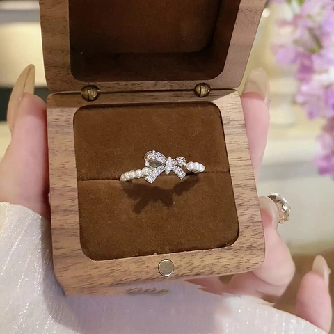 Elegante Anillo De Perla Artificial Con Lazo E Incrustaciones De Circón Ajustable Color Plata Joyería Para Mujer
