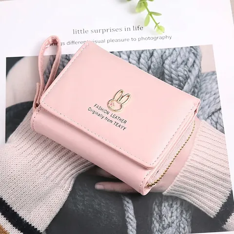 Damen Kurz Trifold Geldbörse PU Leder Reißverschluss Münzfach Kartenfächer Kaninchen Dekor Handgelenkschlaufe Elegante Clutch