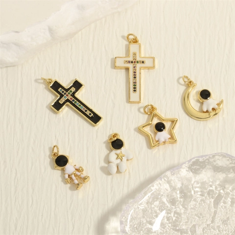 Ciondoli Astronauta Croce Luna Stella Rame Placcato Oro Smalto Zircone Accessori Per Creazione Gioielli DIY Per Collane
