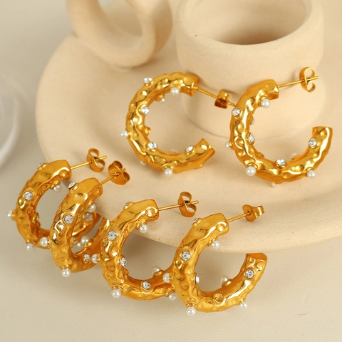 Vintage Titanium Steel C-Shaped Hoop Earrings Gold Hammered Texture Rhinestone Artificial Pearl Inlaid Geometric Earrings Jewelry For Women