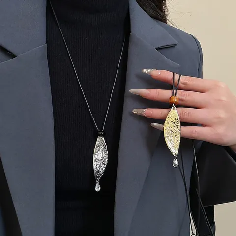 Collana Pendente Foglia Lega Trama Martellata Catena Lunga Maglione Con Cristallo Goccia Dacqua Cordino Pelle Donna