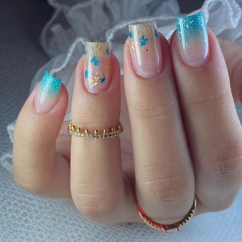 Eckige Aufklebe-Nägel Blauer Verlauf Glitzer Trockenblumen Goldfolie Französischer Stil Künstliche Fingernägel Für Frauen