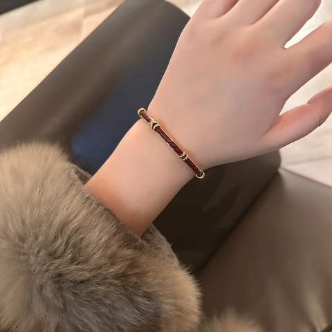 Bracciale Rigido Aperto Pelle PU Intrecciata Rossa Lega Di Rame Oro Fibbia A Forma Di X Retro Lusso Inverno Capodanno Accessorio