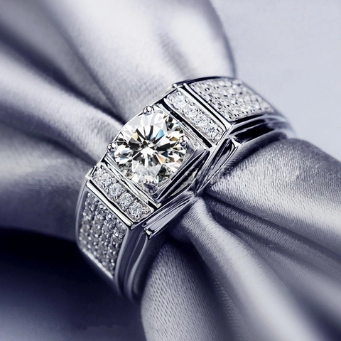 Luxus Legierung Zirkonia Eingelegt Herrenring Silberne Farbe Runder Hauptstein Breites Band Modeschmuck Für Hochzeitsfeier