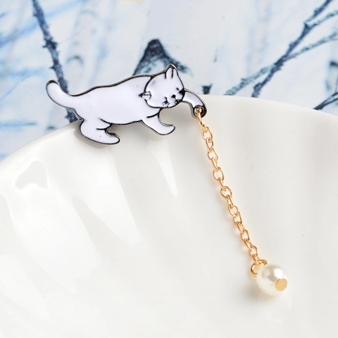 Simpatica Spilla a Forma di Gatto in Smalto Con Catena Dorata e Perla Artificial Sintetica Bianca Spilla Animale in Lega per Donna