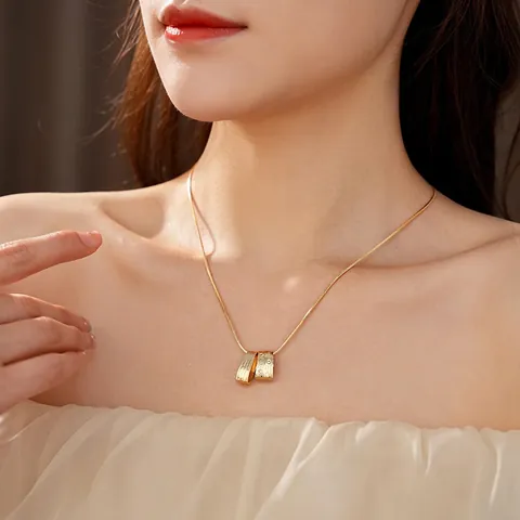 Collar Con Colgante De Cobre Con Textura Cepillada Dorada Con Circonita Joyería Minimalista De Cadena De Serpiente Mujer