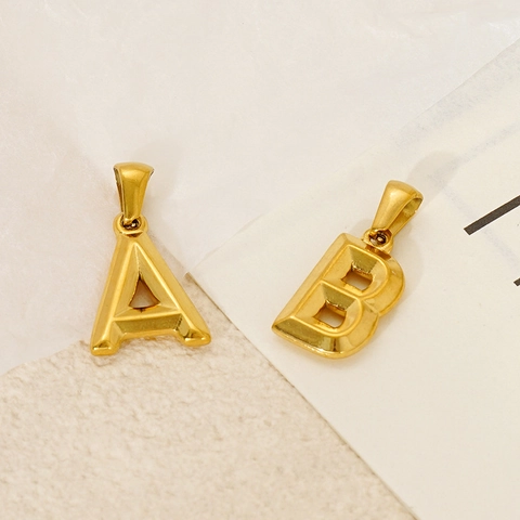 Ciondolo Iniziale Alfabeto Acciaio Inossidabile Placcato Oro 18K Lettere A-Z Minimalista 3D Accessorio Gioielli Moda Charms