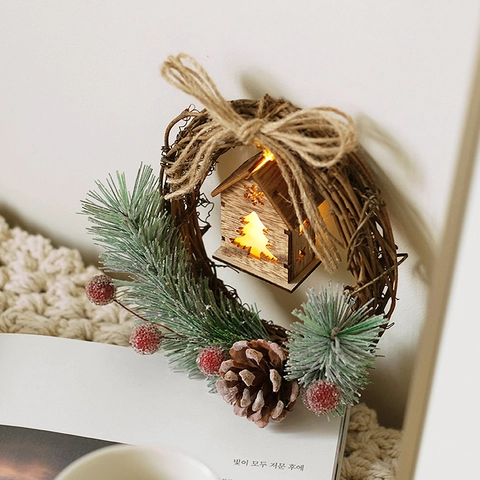 Corona De Navidad Con Luces LED Piñas Bayas Rojas Metal Madera Decoración Colgante De Pared Adorno Festivo
