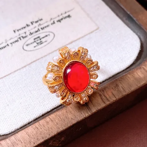 Anello Smeraldo Sintetico Verde Ovale Stile Palazzo Francese Vintage Rame Placcato Oro 24K Perla Artificial Zirconia Regolabile