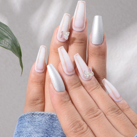 Uñas Postizas Espejo Plateadas Forma Ataúd Diseño Mixto Con Mariposa 3D Y Purpurina Estilo Francés Artificial