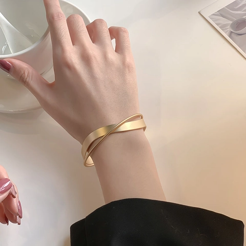 Bracciale Rigido Oro Opaco Lega Design Incrociato Minimalista Chic Geometrico Vintage Regolabile Per Donna