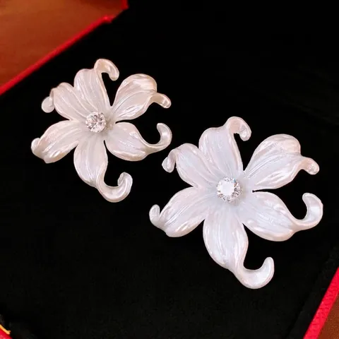 Elegante Weiße Lilienblüten-Ohrringe Mit Acryl-Blütenblättern Funkelndem Zirkonia-Zentrum Und Silbernem Ohrstecker